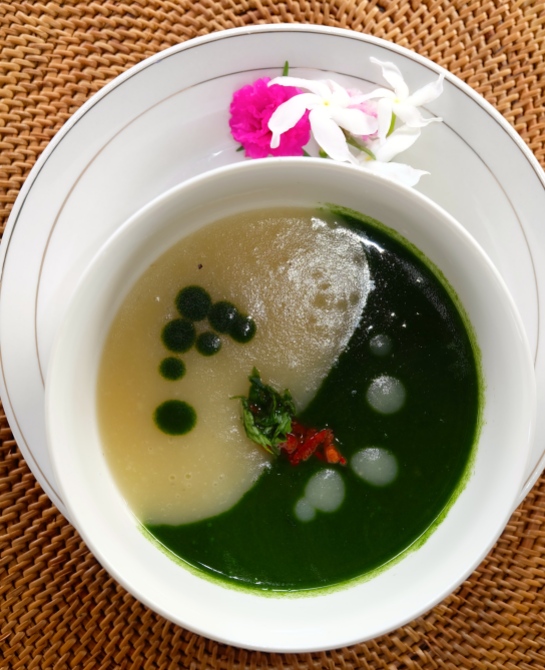 Patato-spinach soup with a touch of chili